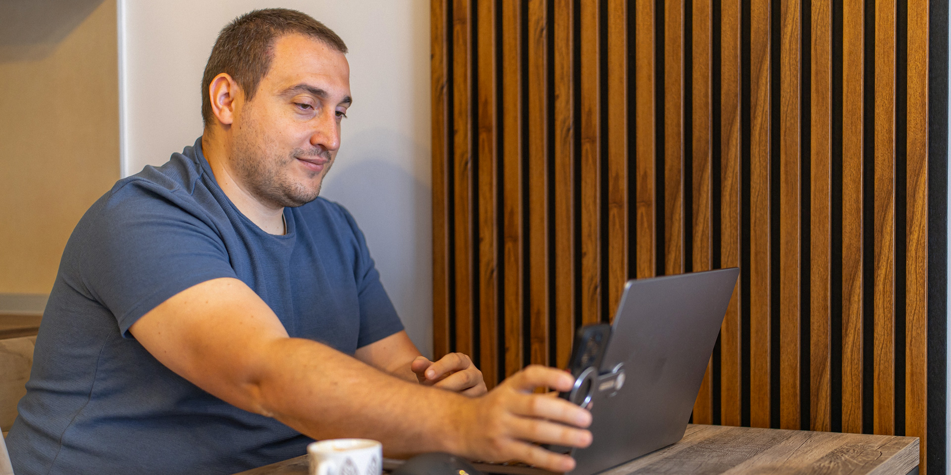 Hombre-con-portatil